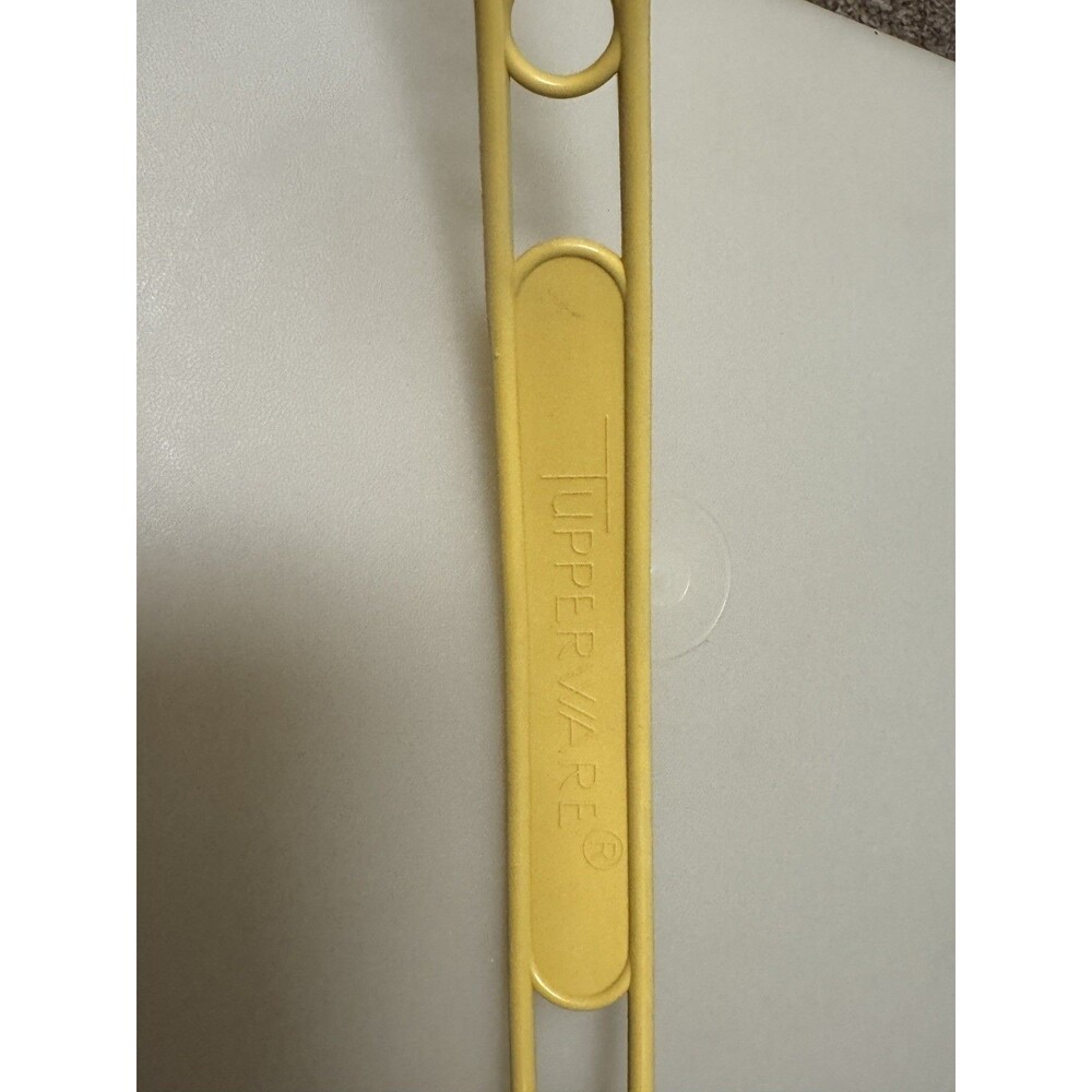 VINTAGE TUPPERWARE TAN SQUARE CAKE TAKER CARRIER HANDLE AND LID GOOD CONDITION